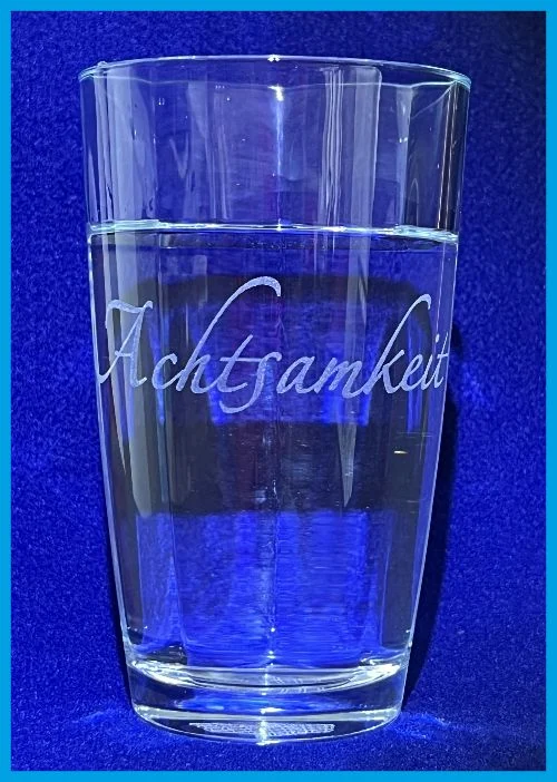 Original Kraftwort-Glas mit der Gravur Achtsamkeit