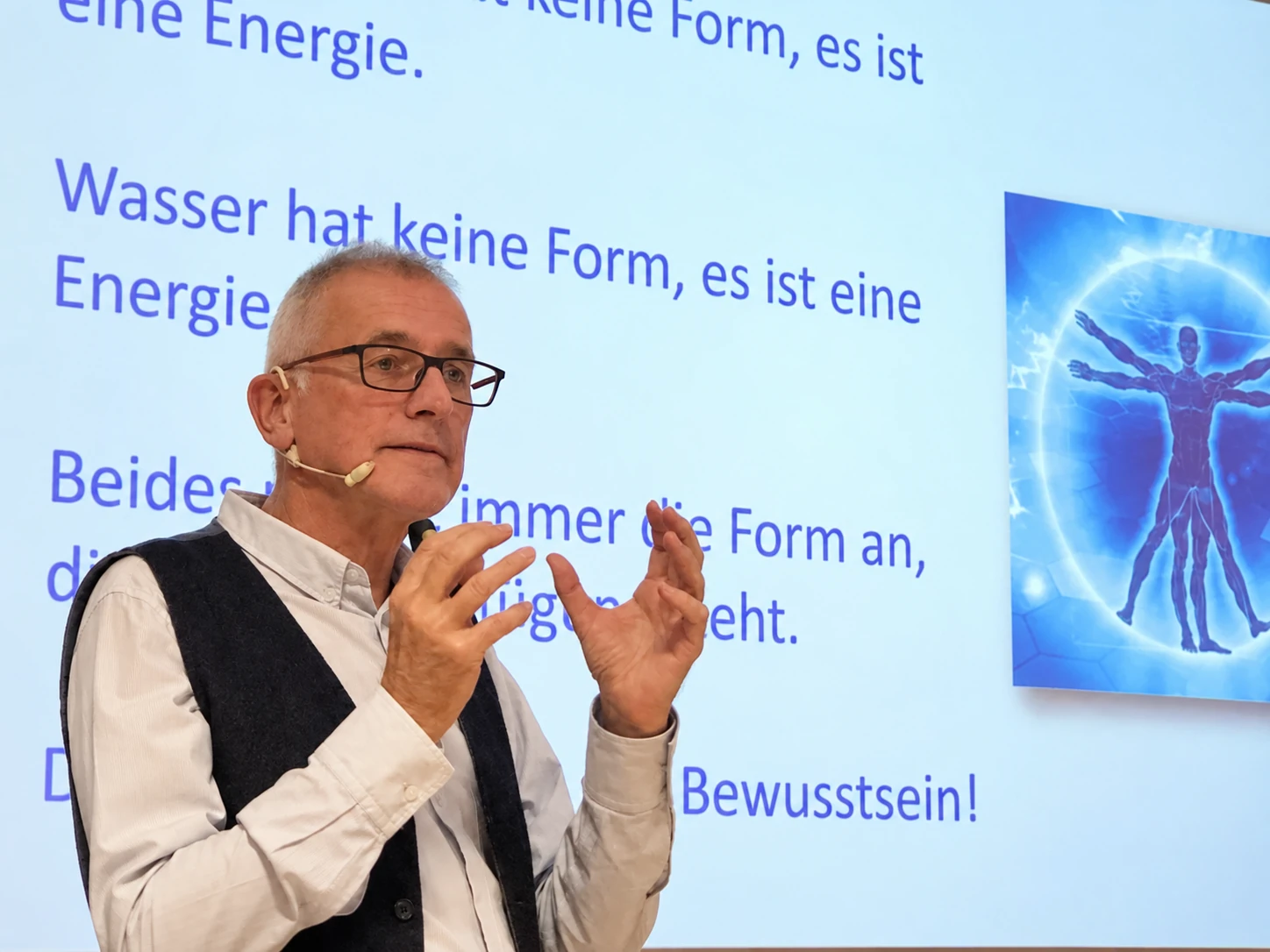 Burkhard Koller bei einem Vortrag über Wasser und Bewußtsein
